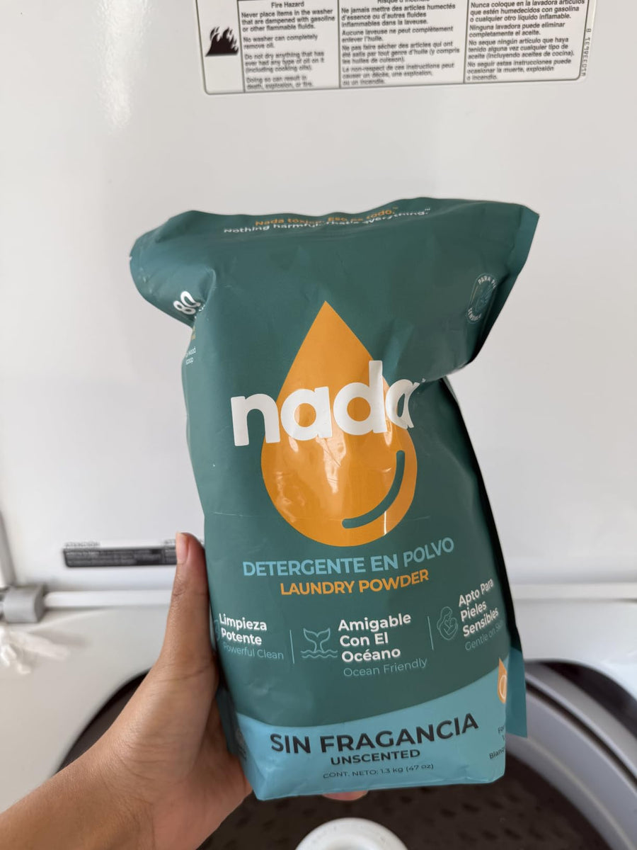 Una bolsa de Nada junto a la lavadora.