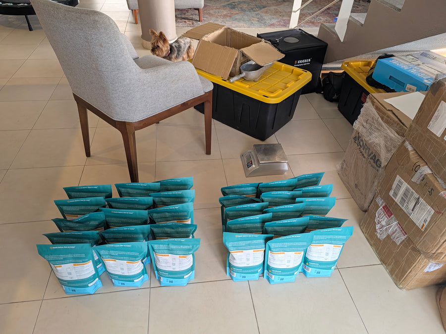 Detrás de Nada: bolsas, cajas y equipo en nuestro espacio de trabajo en casa.